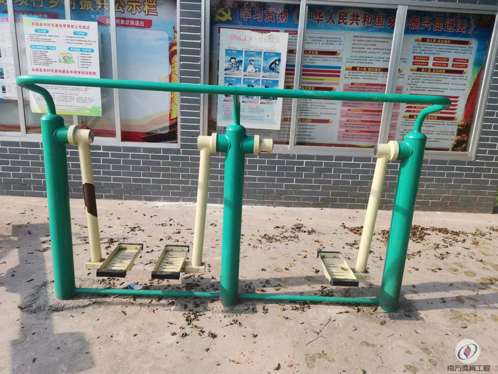 三人漫步机